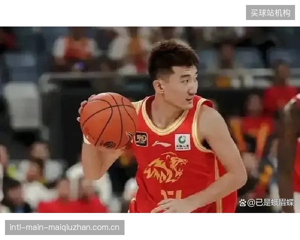 核心后卫孙铭徽在季后赛关键战中复出,稳定了广厦队的军心。 核心后卫孙铭徽在季后赛关键战中复出,稳定了广厦队的军心。